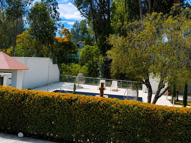Promesa de Vida - Jardines y Fachada del Centro